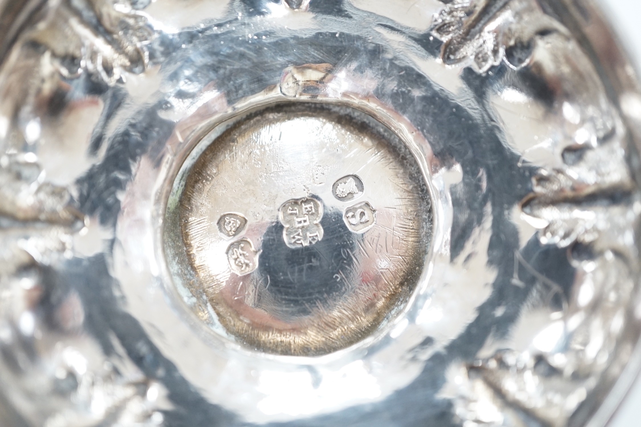 A William IV silver urn shaped christening mug by The Barnards, London, 1833, 10.4cm, 5.2oz.